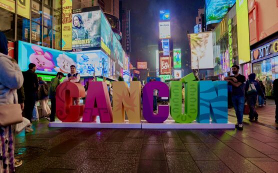 Las letras de Cancún iluminan Times Square Esta semana, las emblemáticas letras de Cancún se exhiben en Times Square, Nueva York, como parte de una campaña internacional de promoción turística. La alcaldesa Ana Paty Peralta encabezó la inauguración el 5 de mayo, acompañada de música de mariachi y bailes folclóricos, destacando la conexión aérea directa entre Cancún y más de 134 ciudades, incluyendo 11 vuelos diarios desde Nueva York. La instalación, que permanecerá durante toda la semana, busca atraer a más visitantes y fortalecer la imagen de Cancún como destino líder en México y Latinoamérica. Anteriormente, las letras también se exhibieron en Madrid durante la Feria Internacional de Turismo.