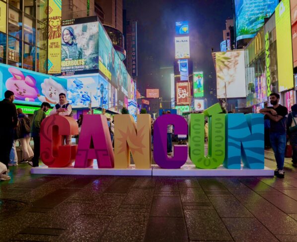 Las letras de Cancún iluminan Times Square Esta semana, las emblemáticas letras de Cancún se exhiben en Times Square, Nueva York, como parte de una campaña internacional de promoción turística. La alcaldesa Ana Paty Peralta encabezó la inauguración el 5 de mayo, acompañada de música de mariachi y bailes folclóricos, destacando la conexión aérea directa entre Cancún y más de 134 ciudades, incluyendo 11 vuelos diarios desde Nueva York. La instalación, que permanecerá durante toda la semana, busca atraer a más visitantes y fortalecer la imagen de Cancún como destino líder en México y Latinoamérica. Anteriormente, las letras también se exhibieron en Madrid durante la Feria Internacional de Turismo.