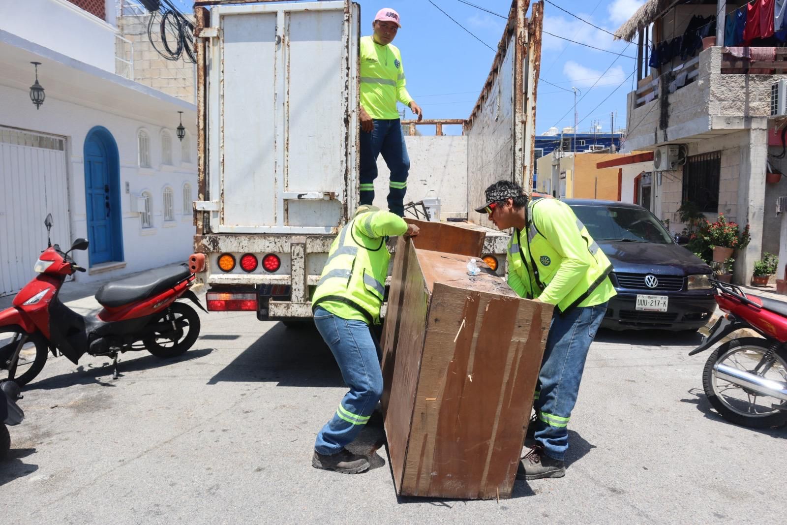 Gobierno Municipal refrenda su compromiso con el bienestar de las familias isleñas, a través del Programa Permanente de Descacharrización
