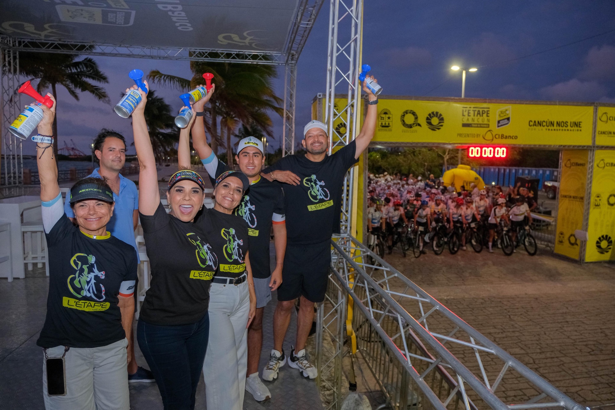 Mil 035 ciclistas participan en L’etape Cancún By Tour de France, cuyo banderazo de salida dio Mara Lezama