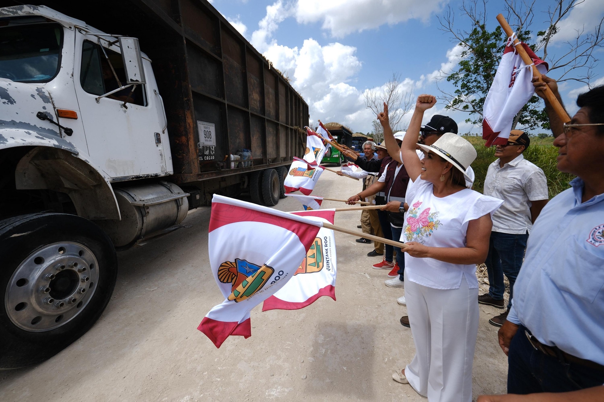 Entrega Mara Lezama camino sacacosechas de Cacao, totalmente rehabilitado, para beneficio de productores y habitantes