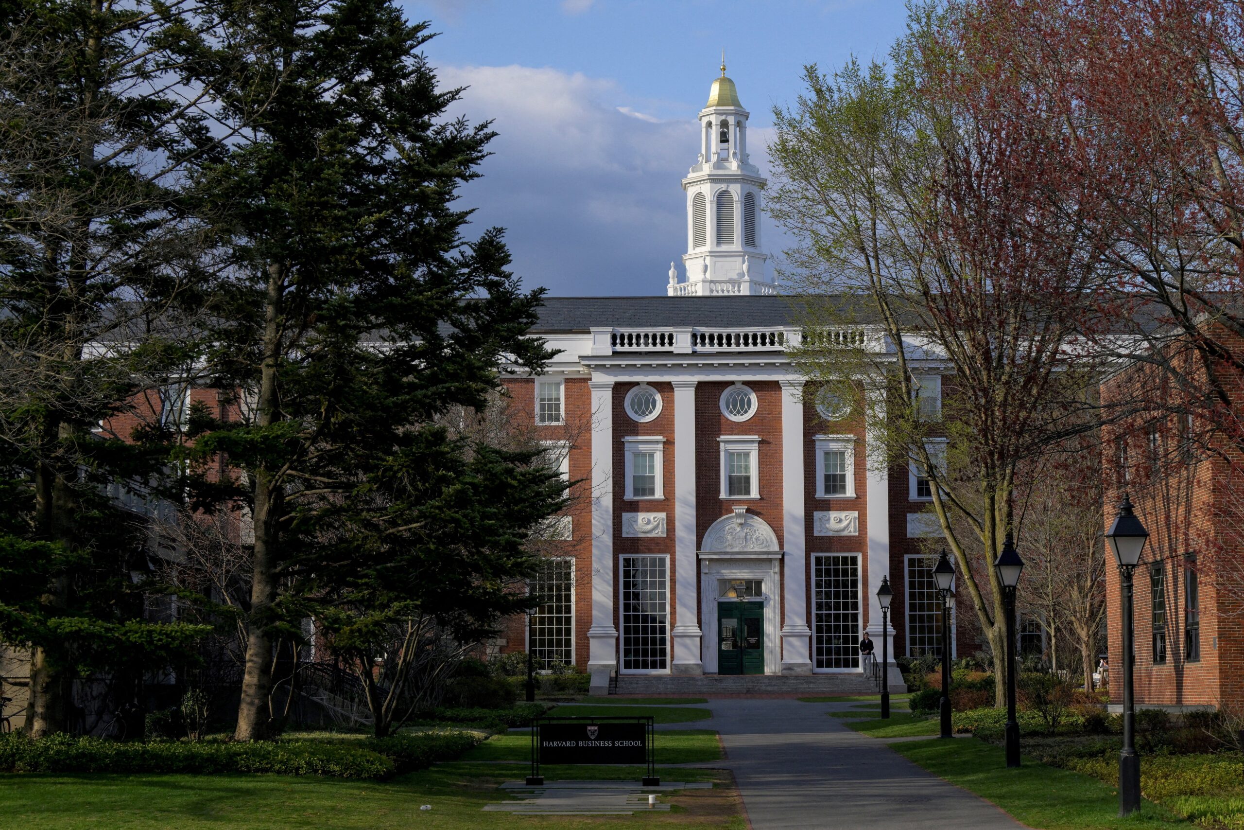 Prohíbe EU a la Universidad Harvard inscribir a extranjeros