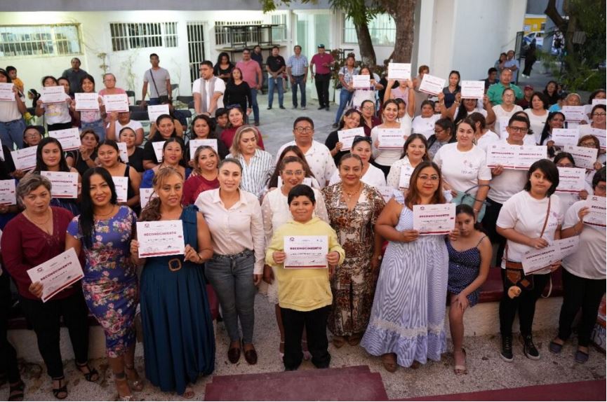 GOBIERNO MUNICIPAL ENTREGA RECONOCIMIENTOS A ALUMNOS DE COMUMU