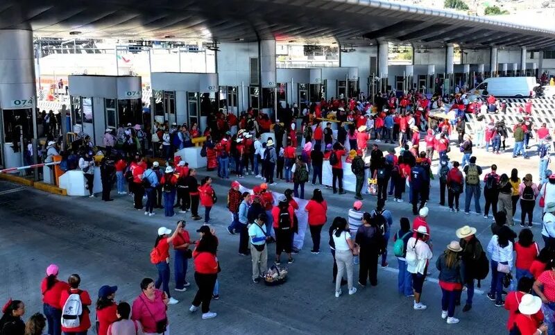Maestros de la CNTE toman casetas de autopistas hacia la CDMX 