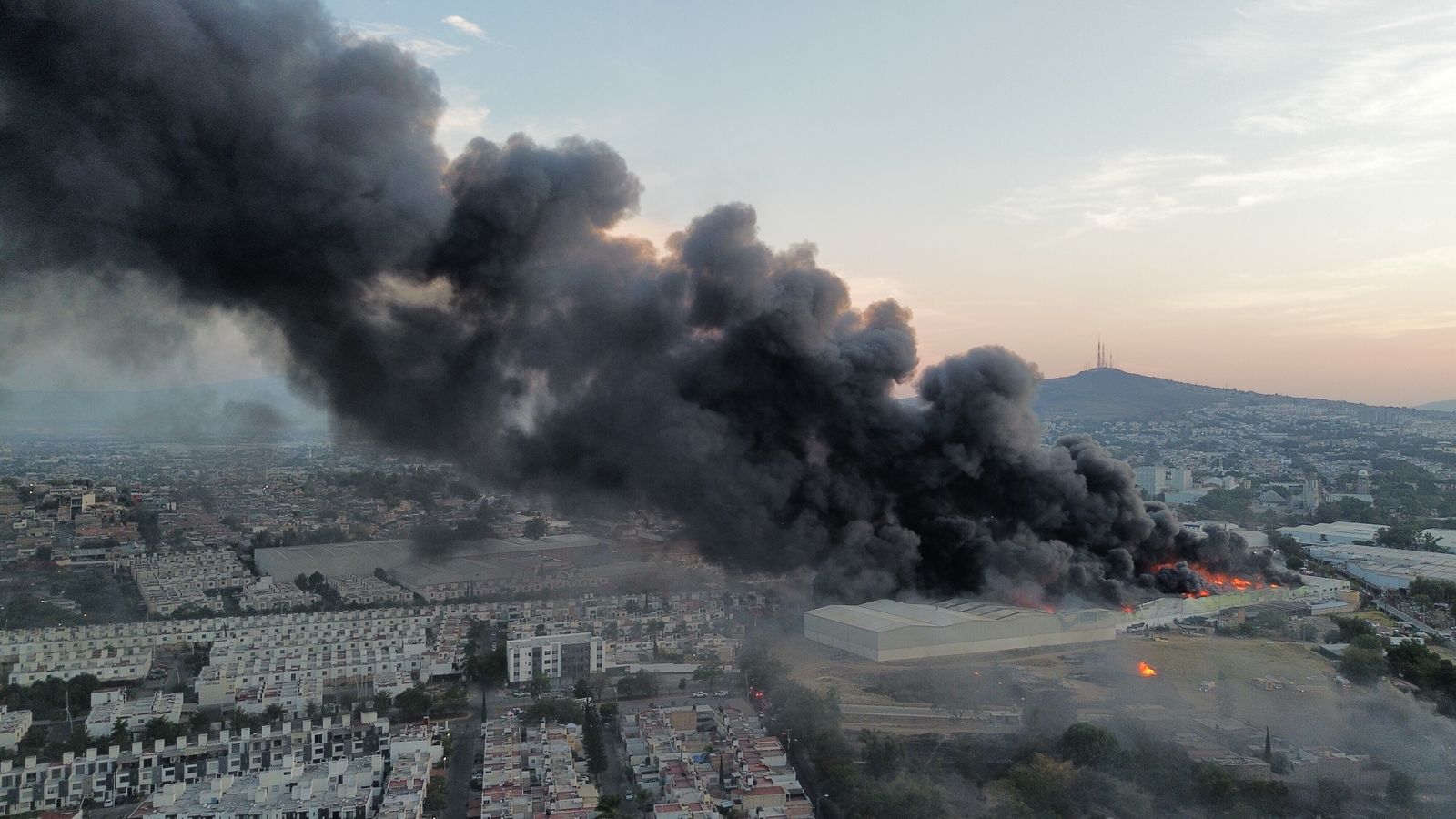 Sube a cuatro el número de víctimas por explosión en Álamo Industrial; identifican dos cuerpos