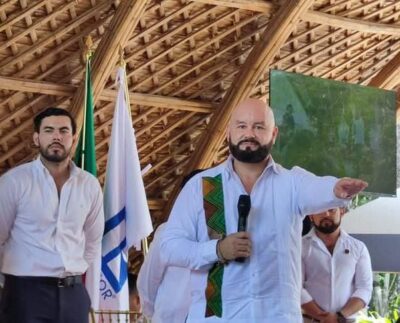 Rinden la toma de Protesta de AMPI Tulum Hasta el rincón más natural, armonioso y relajante de Quintana Roo, nos trasladamos para ser testigos de un momento significativo para el sector inmobiliario. Rodeados de la riqueza de la Cultura Maya y el espíritu vibrante de Tulum, se llevó a cabo la Toma de Protesta de la nueva mesa directiva de AMPI Tulum, y la entrega oficial de licencias, donde Mario San Miguel tomó protesta como nuevo presidente y destacó el esfuerzo colectivo, asegurando que seguirán trabajando por el destino. Asimismo, Nicolás Santos, subsecretario de la Secretaría de Desarrollo Territorial Urbano Sustentable, afirmó que la dependencia está trabajando en apoyar a los asesores matriculados, para cuidar de Tulum y los inversionistas, afirmando que más de 2 mil 800 asesores inmobiliarios, han realizado la documentación necesaria para acreditarse. Con estas acciones, AMPI Tulum reafirma su papel como eje clave del desarrollo inmobiliario, marcando el inicio de una etapa llena de retos, pero también de grandes oportunidades.