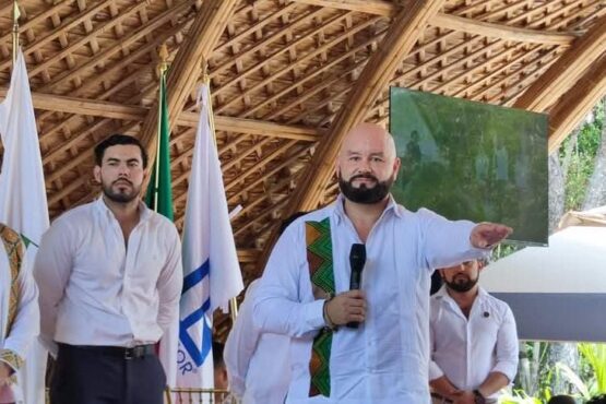 Rinden la toma de Protesta de AMPI Tulum Hasta el rincón más natural, armonioso y relajante de Quintana Roo, nos trasladamos para ser testigos de un momento significativo para el sector inmobiliario. Rodeados de la riqueza de la Cultura Maya y el espíritu vibrante de Tulum, se llevó a cabo la Toma de Protesta de la nueva mesa directiva de AMPI Tulum, y la entrega oficial de licencias, donde Mario San Miguel tomó protesta como nuevo presidente y destacó el esfuerzo colectivo, asegurando que seguirán trabajando por el destino. Asimismo, Nicolás Santos, subsecretario de la Secretaría de Desarrollo Territorial Urbano Sustentable, afirmó que la dependencia está trabajando en apoyar a los asesores matriculados, para cuidar de Tulum y los inversionistas, afirmando que más de 2 mil 800 asesores inmobiliarios, han realizado la documentación necesaria para acreditarse. Con estas acciones, AMPI Tulum reafirma su papel como eje clave del desarrollo inmobiliario, marcando el inicio de una etapa llena de retos, pero también de grandes oportunidades.