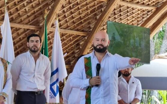 Rinden la toma de Protesta de AMPI Tulum Hasta el rincón más natural, armonioso y relajante de Quintana Roo, nos trasladamos para ser testigos de un momento significativo para el sector inmobiliario. Rodeados de la riqueza de la Cultura Maya y el espíritu vibrante de Tulum, se llevó a cabo la Toma de Protesta de la nueva mesa directiva de AMPI Tulum, y la entrega oficial de licencias, donde Mario San Miguel tomó protesta como nuevo presidente y destacó el esfuerzo colectivo, asegurando que seguirán trabajando por el destino. Asimismo, Nicolás Santos, subsecretario de la Secretaría de Desarrollo Territorial Urbano Sustentable, afirmó que la dependencia está trabajando en apoyar a los asesores matriculados, para cuidar de Tulum y los inversionistas, afirmando que más de 2 mil 800 asesores inmobiliarios, han realizado la documentación necesaria para acreditarse. Con estas acciones, AMPI Tulum reafirma su papel como eje clave del desarrollo inmobiliario, marcando el inicio de una etapa llena de retos, pero también de grandes oportunidades.