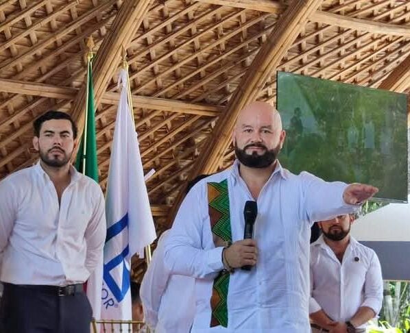 Rinden la toma de Protesta de AMPI Tulum Hasta el rincón más natural, armonioso y relajante de Quintana Roo, nos trasladamos para ser testigos de un momento significativo para el sector inmobiliario. Rodeados de la riqueza de la Cultura Maya y el espíritu vibrante de Tulum, se llevó a cabo la Toma de Protesta de la nueva mesa directiva de AMPI Tulum, y la entrega oficial de licencias, donde Mario San Miguel tomó protesta como nuevo presidente y destacó el esfuerzo colectivo, asegurando que seguirán trabajando por el destino. Asimismo, Nicolás Santos, subsecretario de la Secretaría de Desarrollo Territorial Urbano Sustentable, afirmó que la dependencia está trabajando en apoyar a los asesores matriculados, para cuidar de Tulum y los inversionistas, afirmando que más de 2 mil 800 asesores inmobiliarios, han realizado la documentación necesaria para acreditarse. Con estas acciones, AMPI Tulum reafirma su papel como eje clave del desarrollo inmobiliario, marcando el inicio de una etapa llena de retos, pero también de grandes oportunidades.