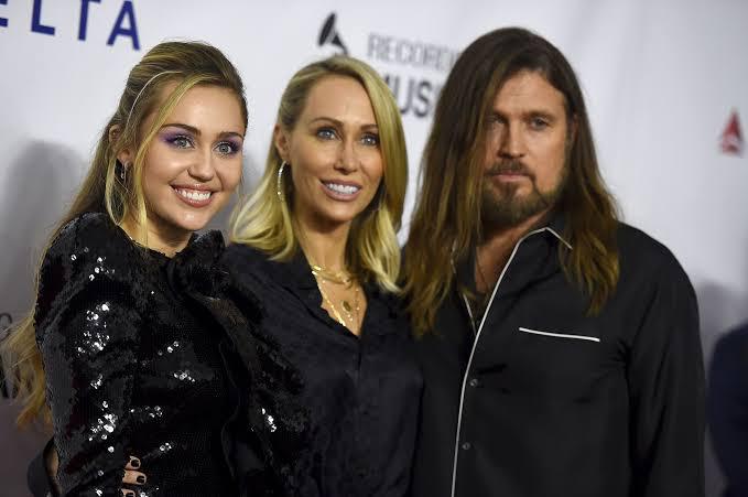 Miley Cyrus puso fin a las especulaciones que circulan sobre el distanciamiento con sus padres