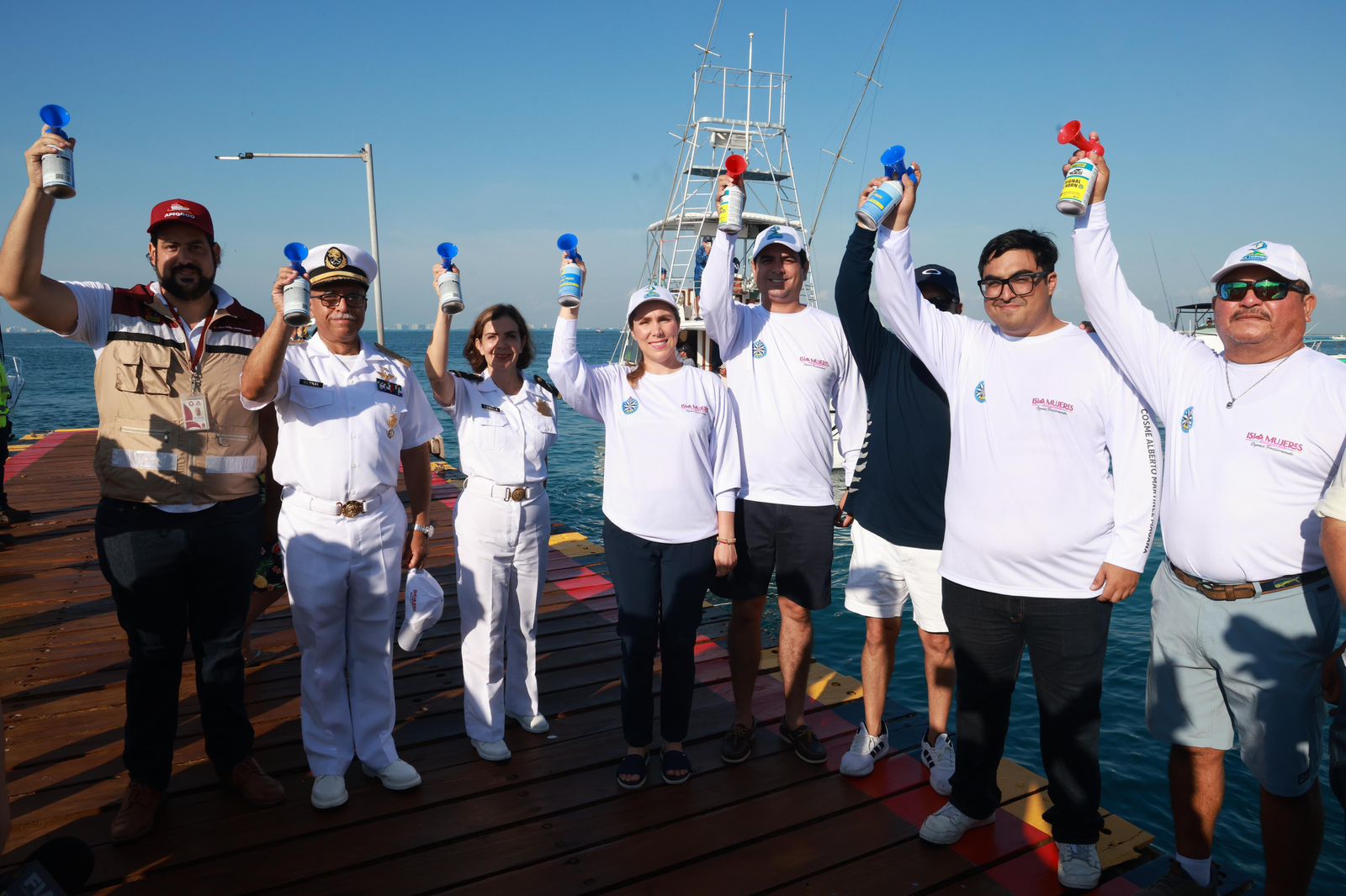 Atenea Gómez Ricalde da el disparo de salida del XX Torneo Internacional de Pesca “Cosme Alberto Martínez Magaña”