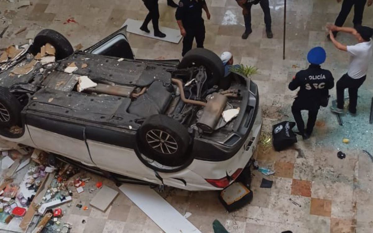 Vehículo cae desde tercer piso de estacionamiento en CDMX