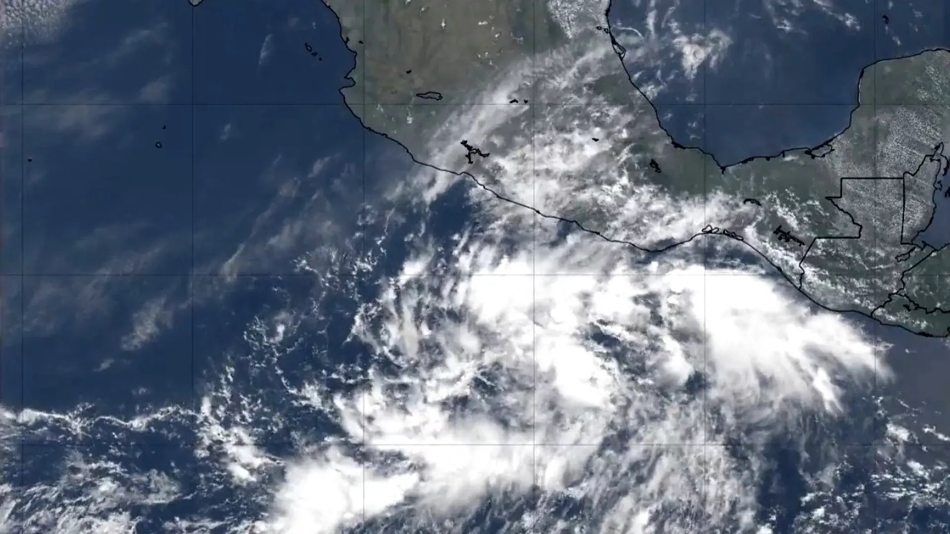 México alerta de oleaje y fuertes lluvias por tormenta Alvin