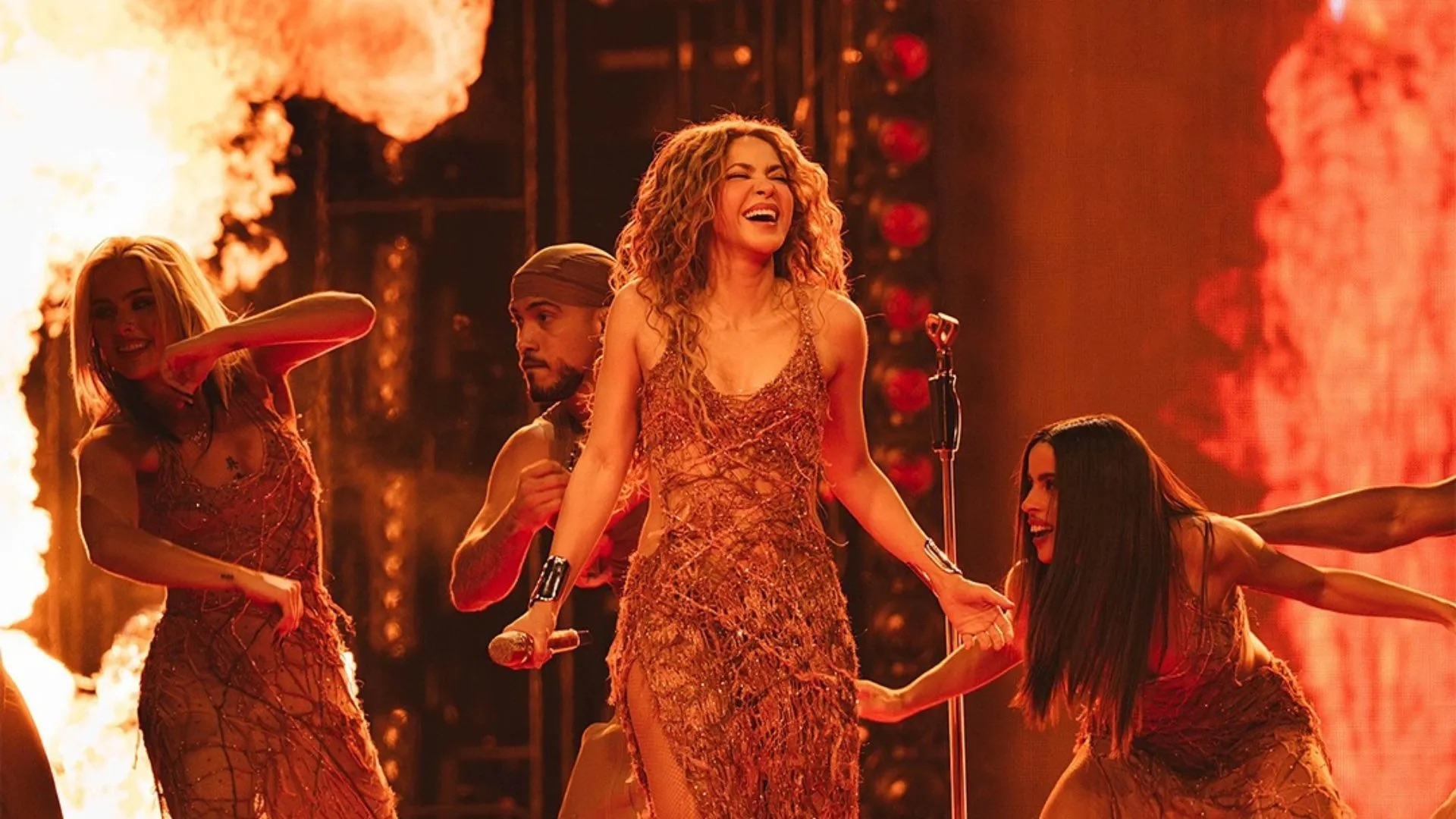 Shakira sufre caída en el escenario en Montreal