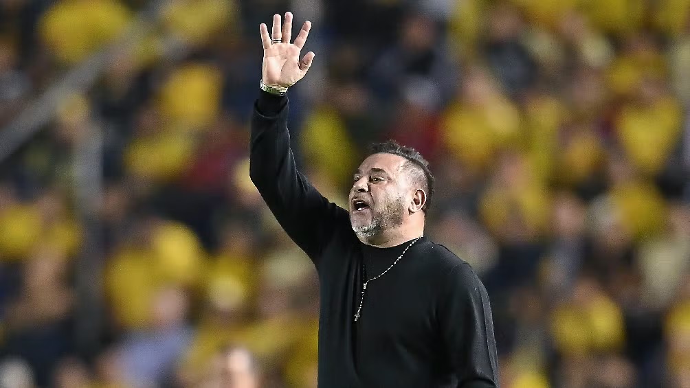 Antonio ‘Turco’ Mohamed, técnico de Toluca, lanza pedrada al América