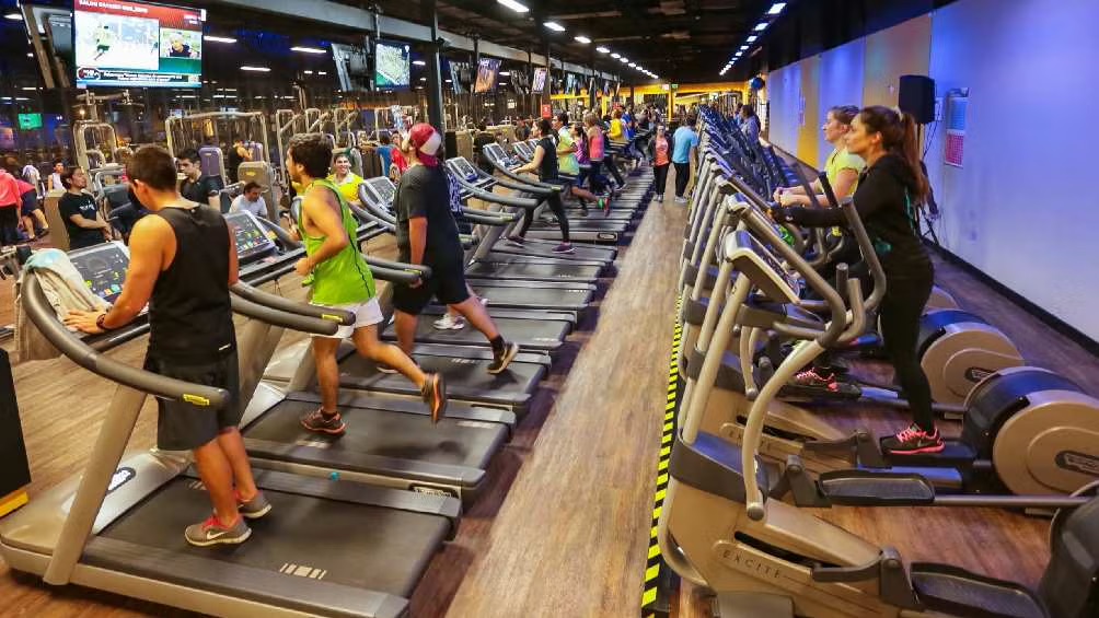 Entrenadores de Smart Fit ayudaron a mujer en CDMX 