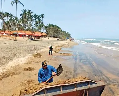 Chapopote cubre playas de Paraíso; exigen a Pemex informar lo sucedido