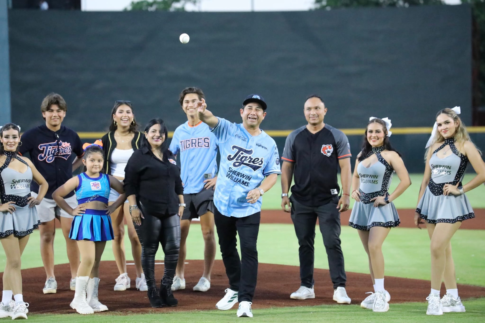 Honor y tradición en el diamante: Luis Gabriel Palacios Velasco lanza la primera bola en el juego de los Tigres