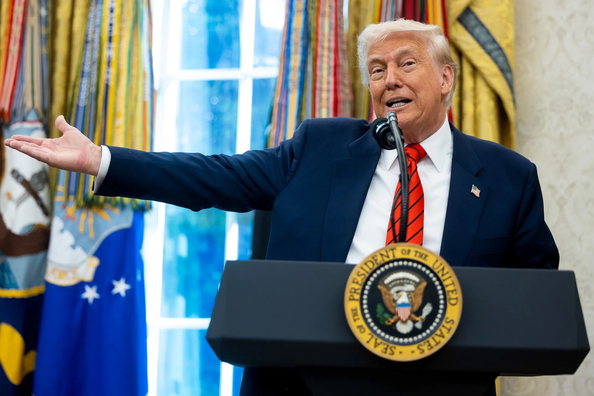 Trump amenaza a indocumentados con cárcel, embargo y confiscación de bienes; lanza decreto de “autodeportación”