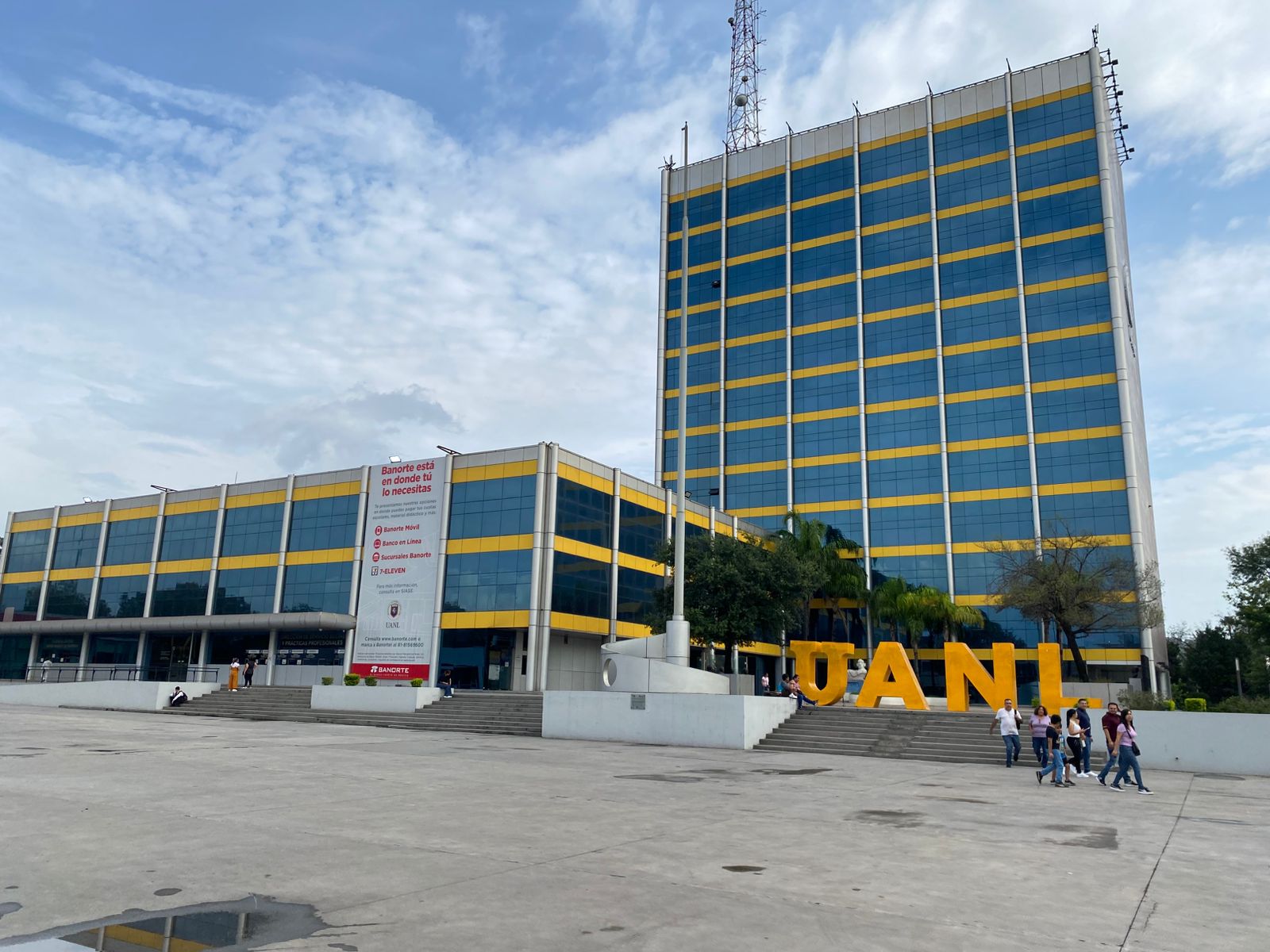 Miles de jóvenes presentan examen de ingreso en la UANL para el semestre agosto-diciembre 2025