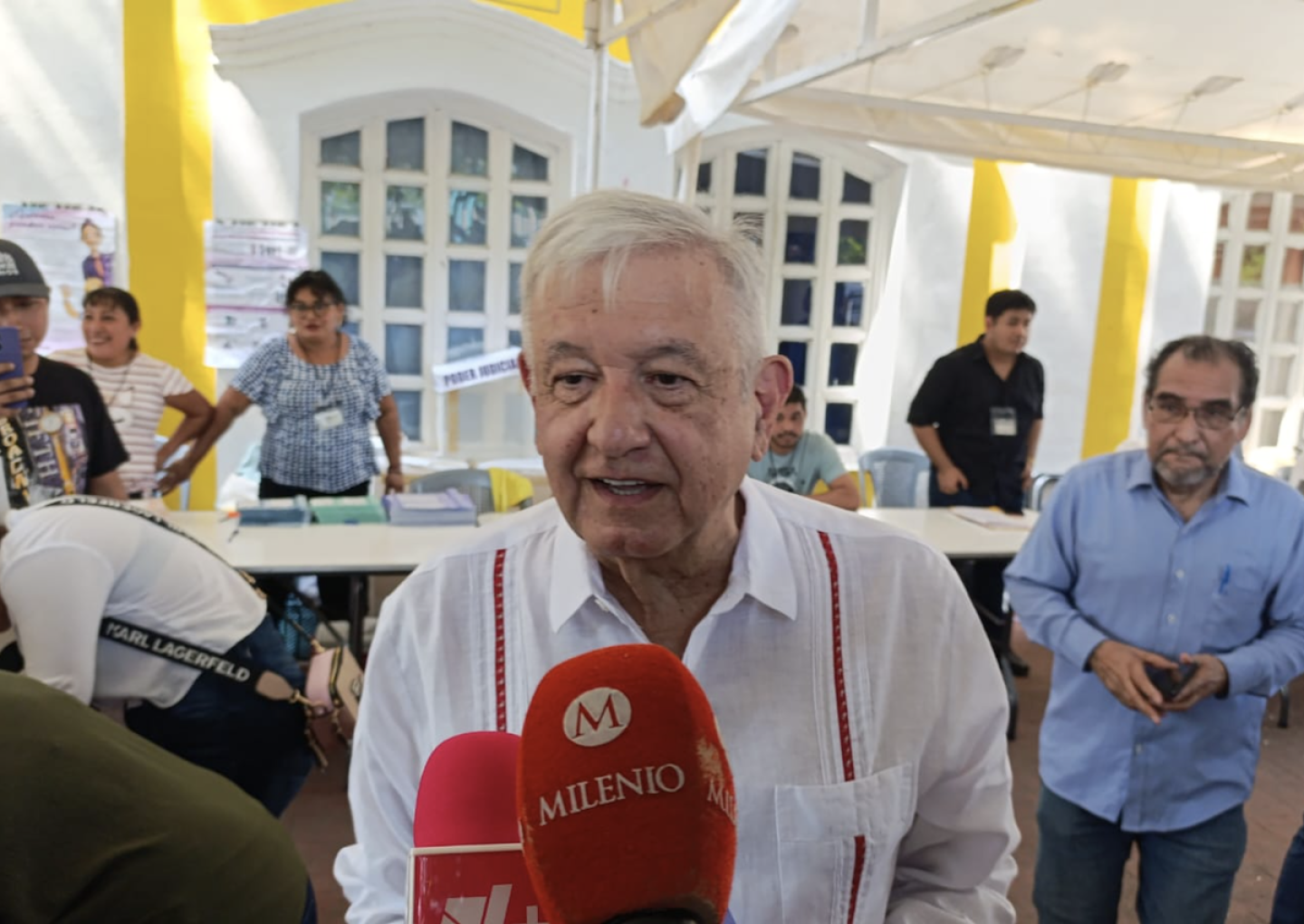Reaparece AMLO para votar en elecciones del PJ