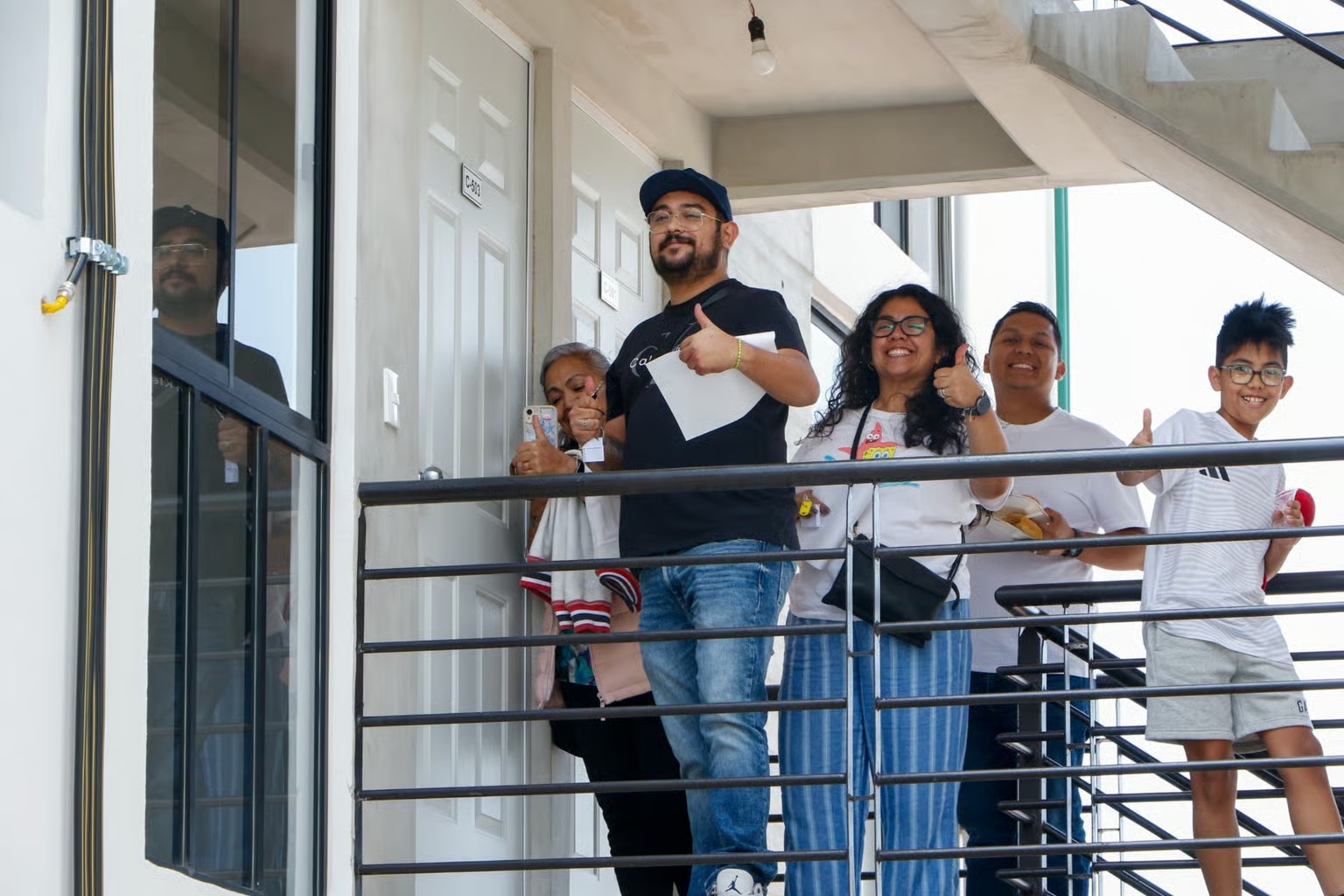 Clara Brugada entrega viviendas en CDMX