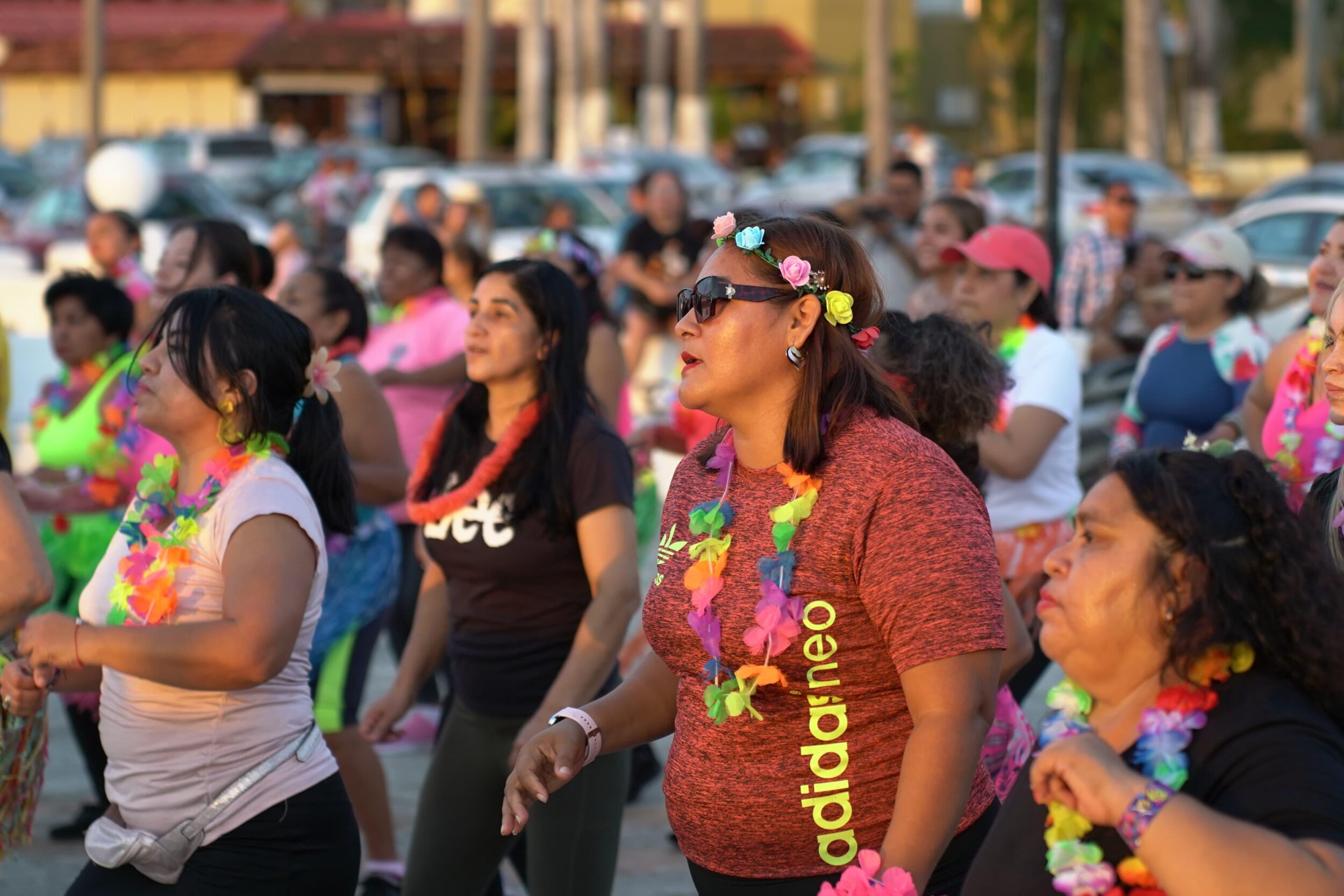 Mujeres cozumeleñas disfrutan divertida clase de zumba al estilo hawaiano