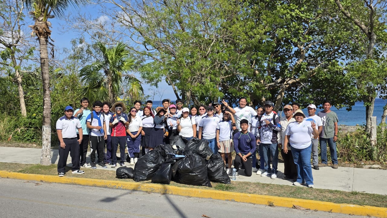 Estudiantes del Colegio de Bachilleres y Ecología Municipal realizan limpieza en Playa Caletita