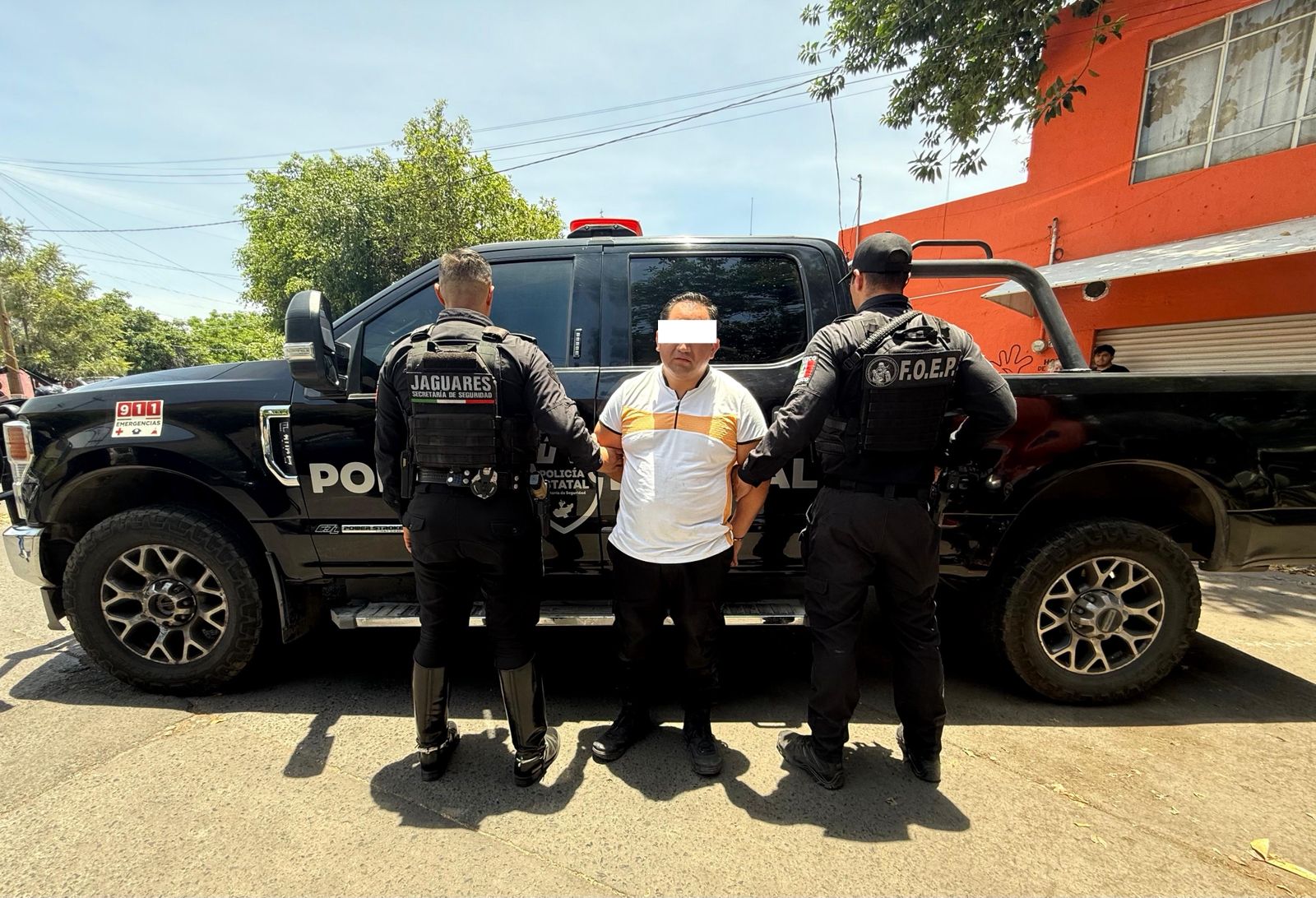 Capturan a hombre armado en plaza comercial de Guadalajara